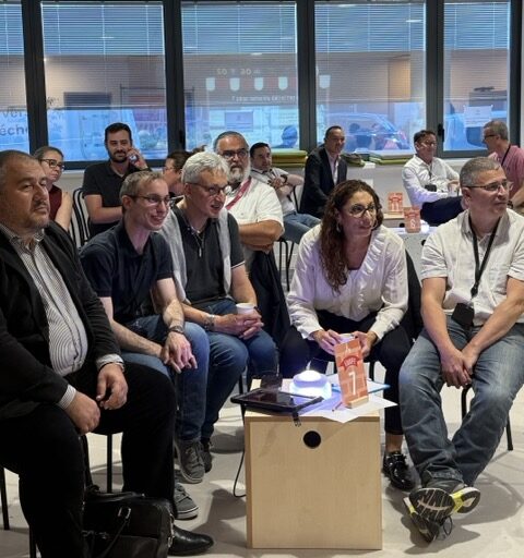 animation-ia-entreprise-collaborateurs-jouent